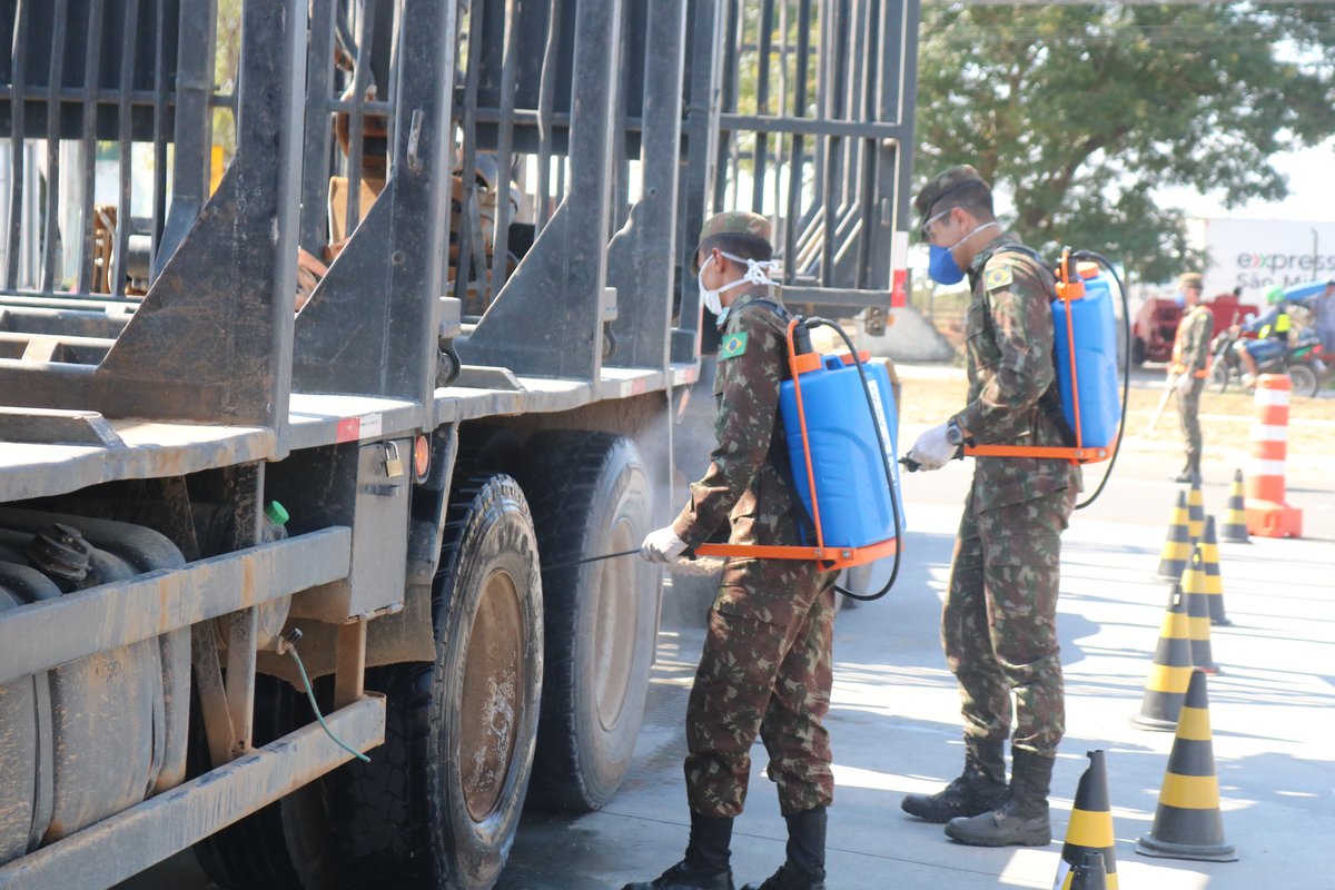Militares realizam barreira sanitária, desinfetando veículos na entrada de Bagé.