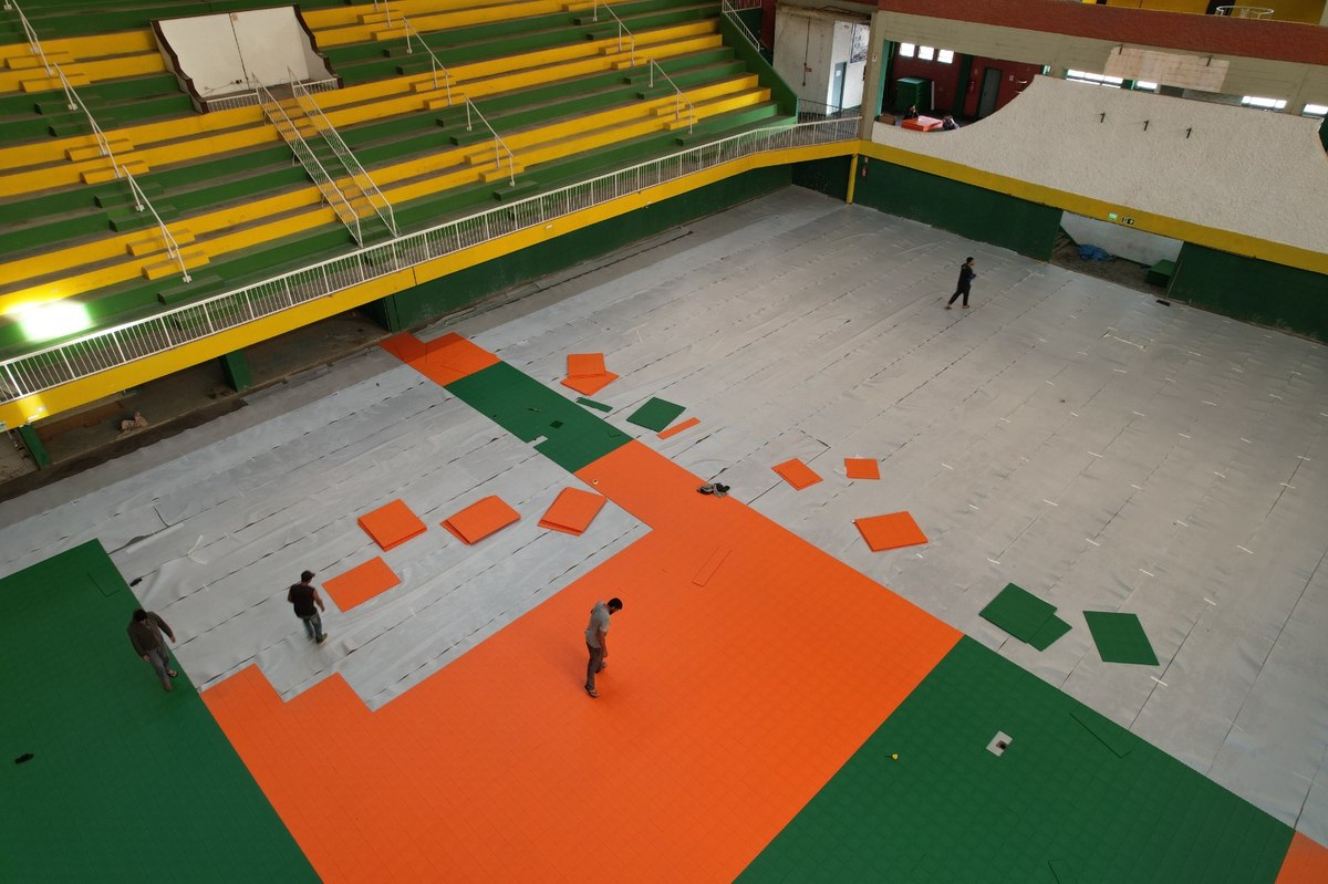Instalação do novo piso modular da quadra do Ginásio Militão