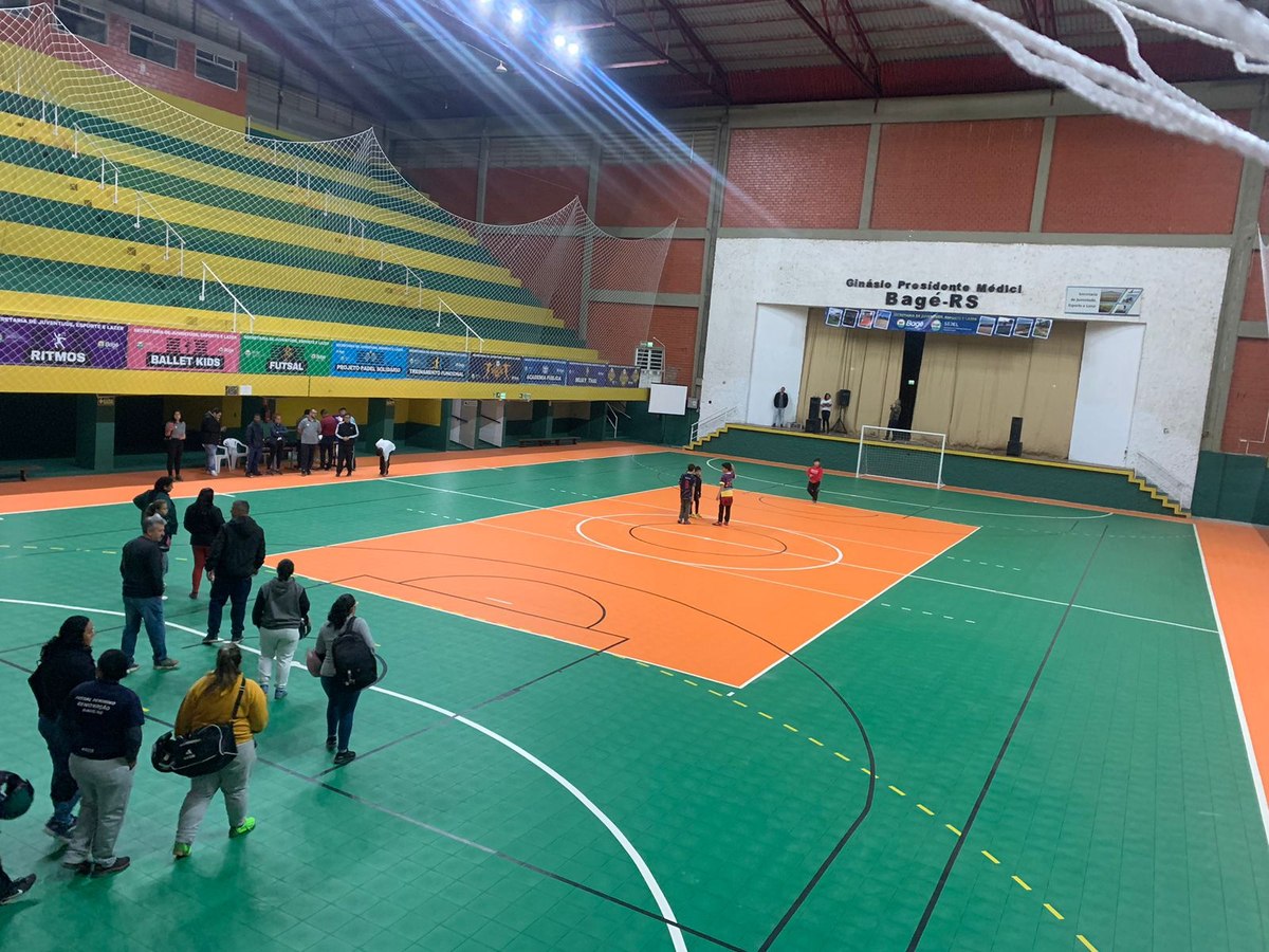 Partidas esportivas no novo piso do Ginásio Militão.