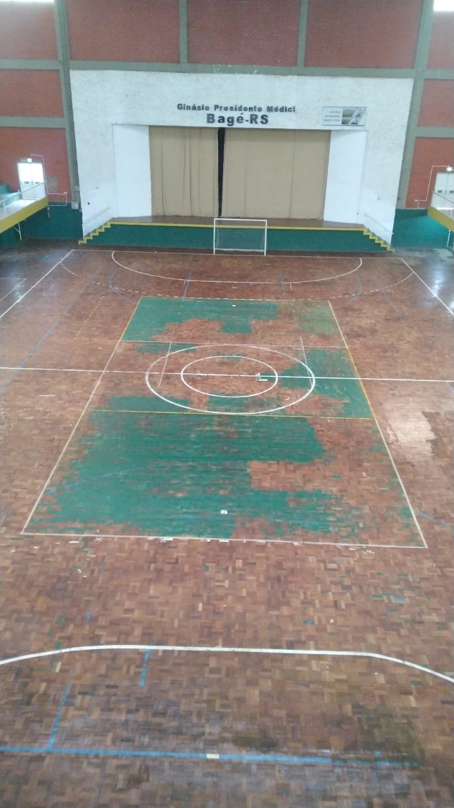 Piso antigo da quadra do Ginásio Militão, já bastante desgastado.