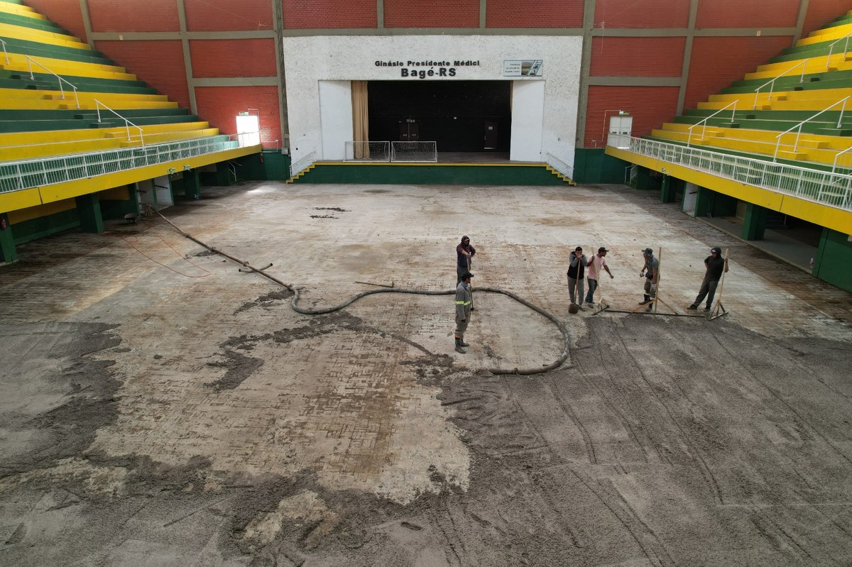 Remoção do piso antigo da quadra do Ginásio Militão.