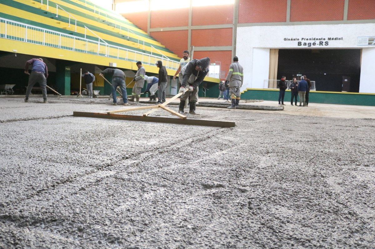 Equipe nivela a base de concreto da quadra do Ginásio Militão.