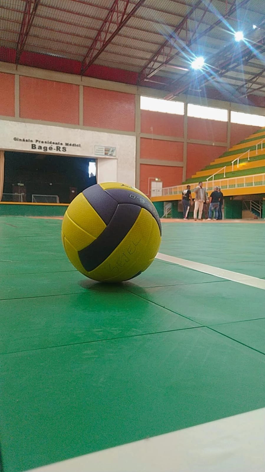 Bola de vôlei sobre o novo piso do Ginásio Militão.