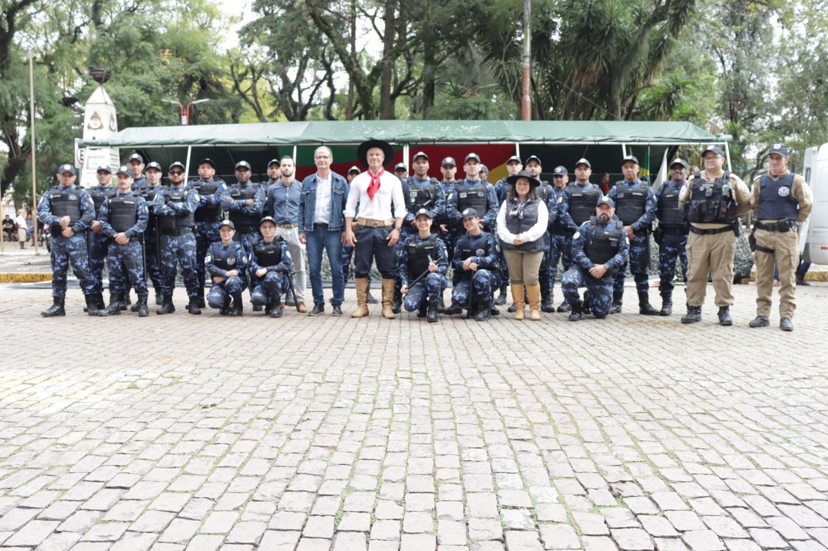 Divaldo Lara e agentes da Guarda Municipal de Bagé em evento na praça central