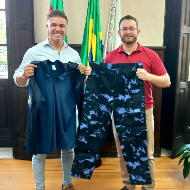 Divaldo Lara apresenta o novo uniforme da Guarda Municipal de Bagé.