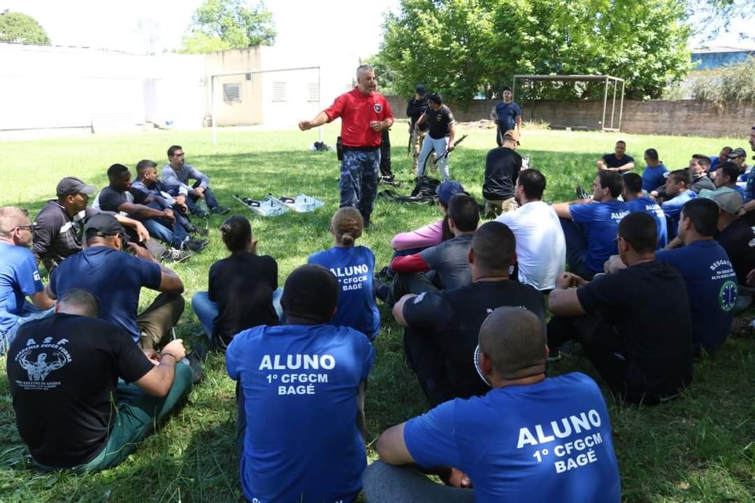 Alunos da Guarda Municipal durante treinamento prático de formação.