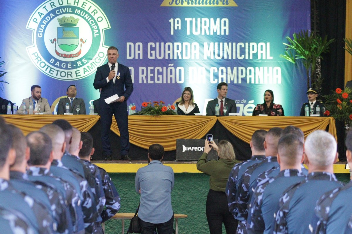 Divaldo Lara discursa na formatura da Guarda Municipal de Bagé.