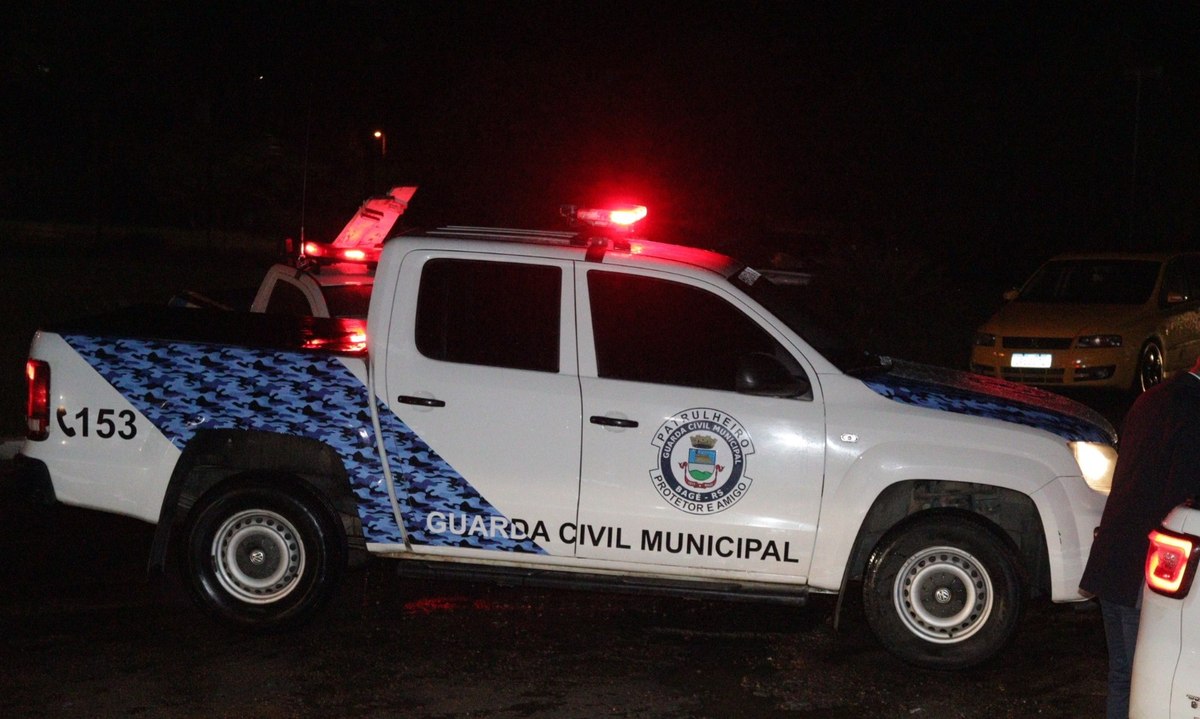 Viatura da Guarda Civil Municipal de Bagé em patrulhamento noturno.