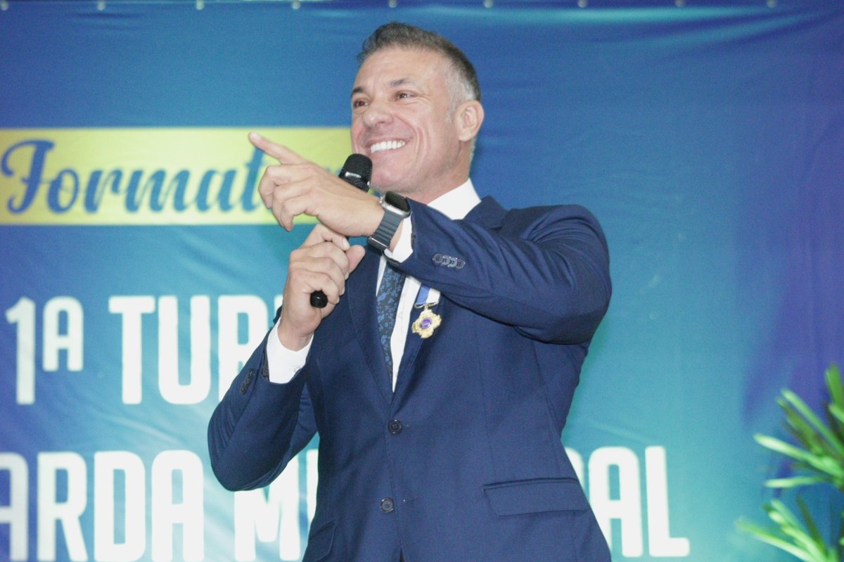 Divaldo Lara discursa na formatura da Guarda Municipal de Bagé.