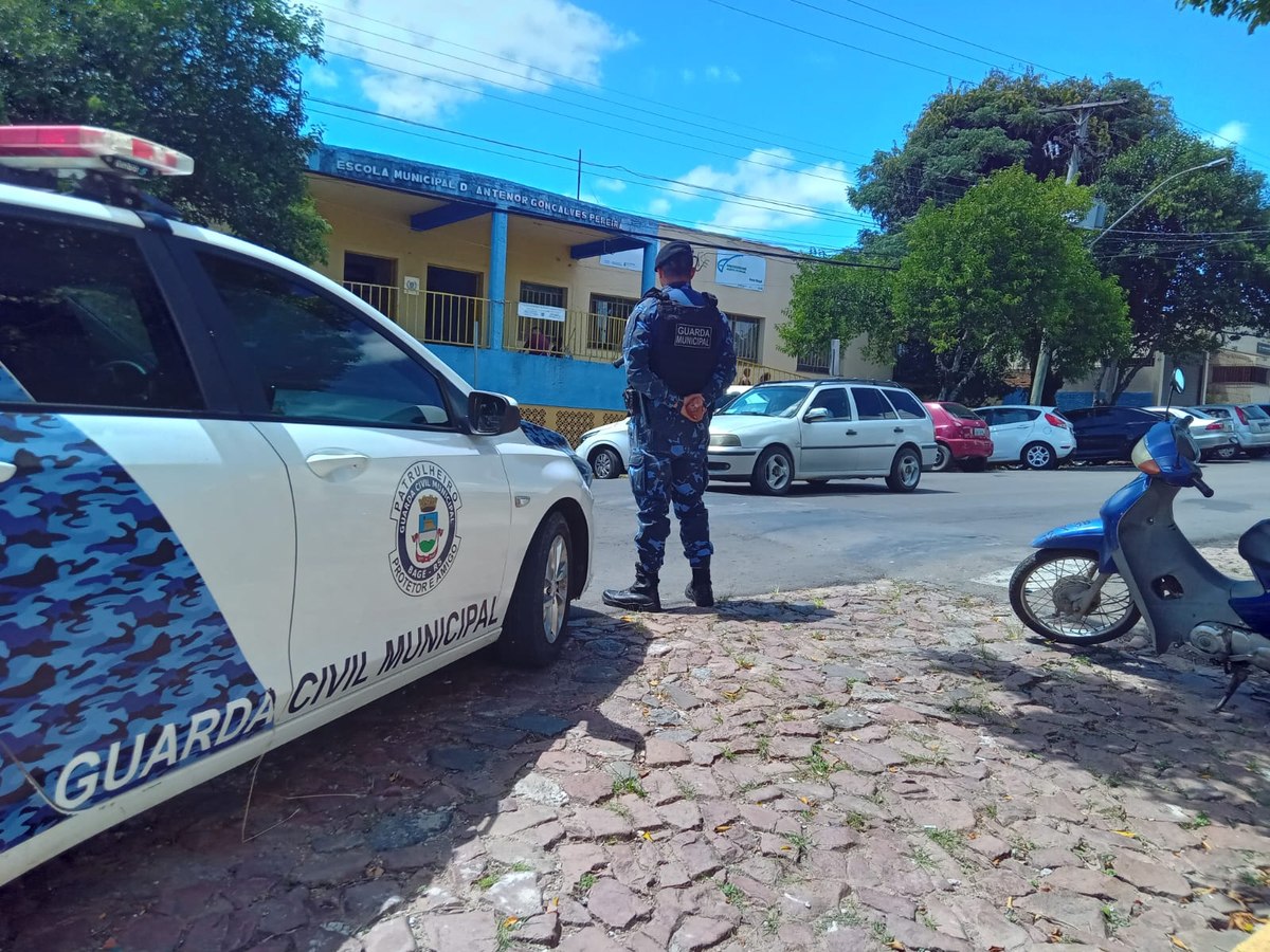 Viatura da Guarda Civil Municipal em patrulhamento próximo a escola municipal.
