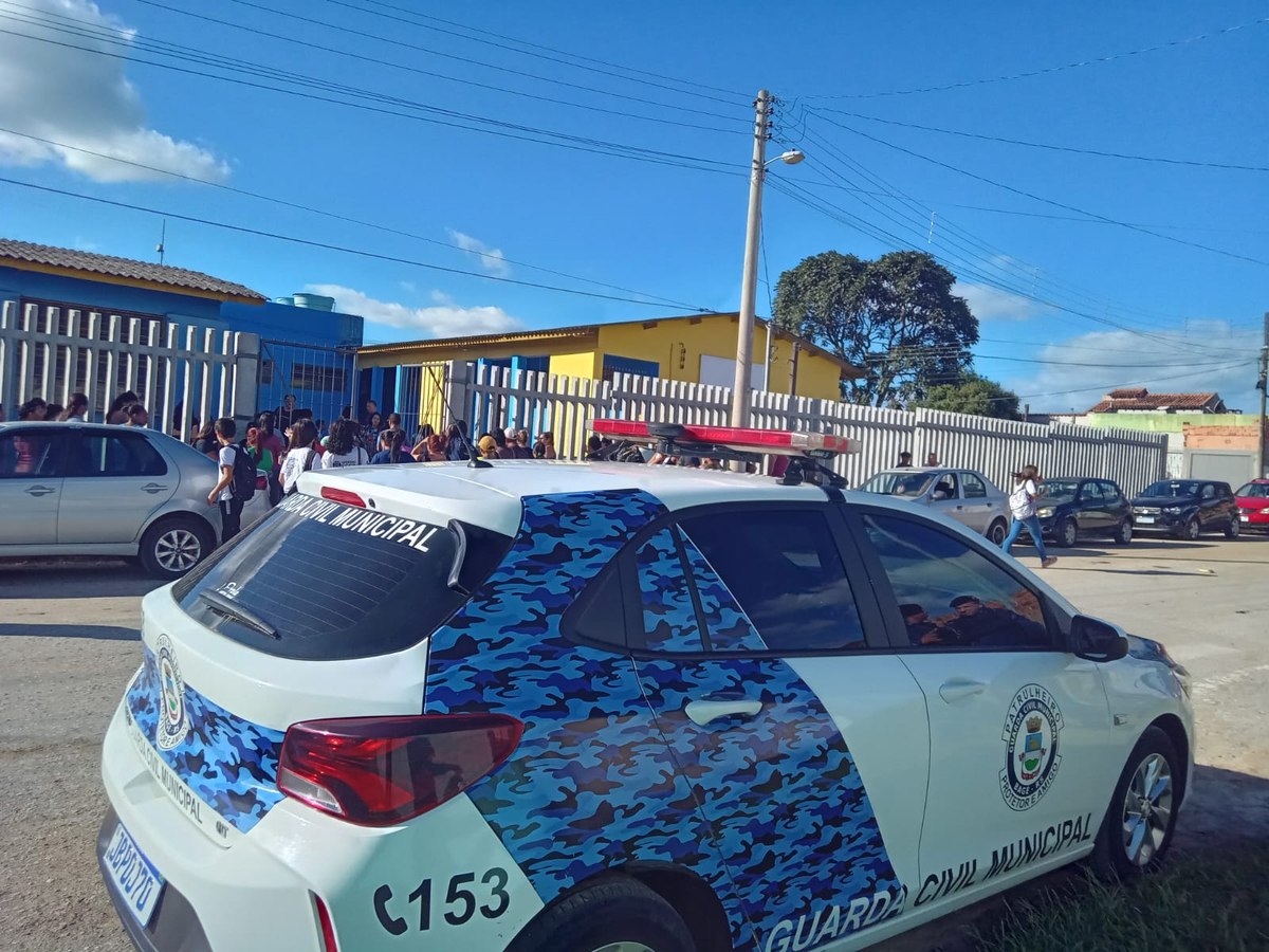 Viatura da Guarda Civil Municipal em ronda escolar.