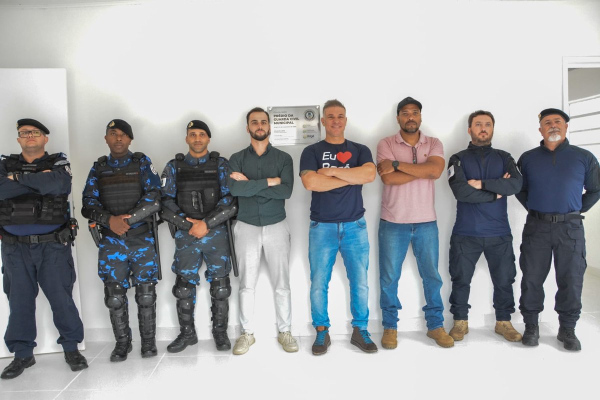 Divaldo Lara e agentes da Guarda Municipal na inauguração da nova sede, em novembro de 2024.