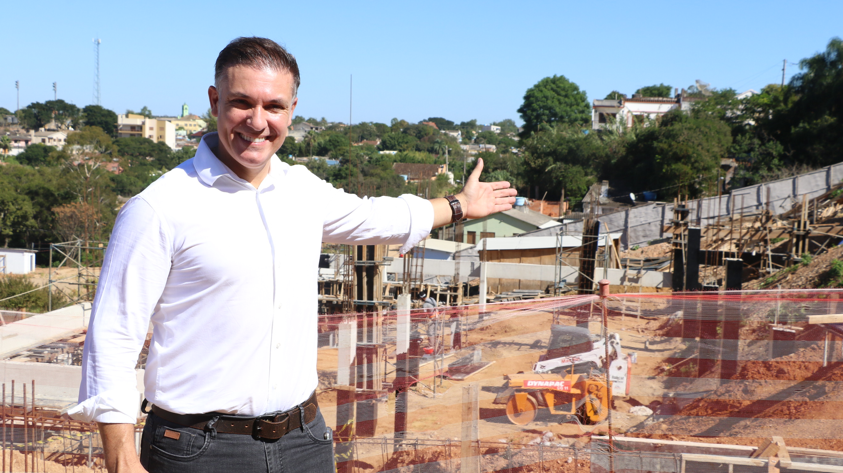 Divaldo Lara acompanha o início das obras do hospital.