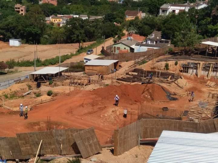 Obras em andamento — onde antes só havia um terreno.