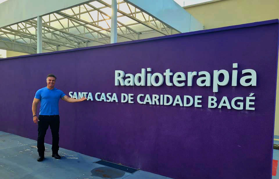 Divaldo Lara na fachada do serviço de Radioterapia da Santa Casa de Bagé.