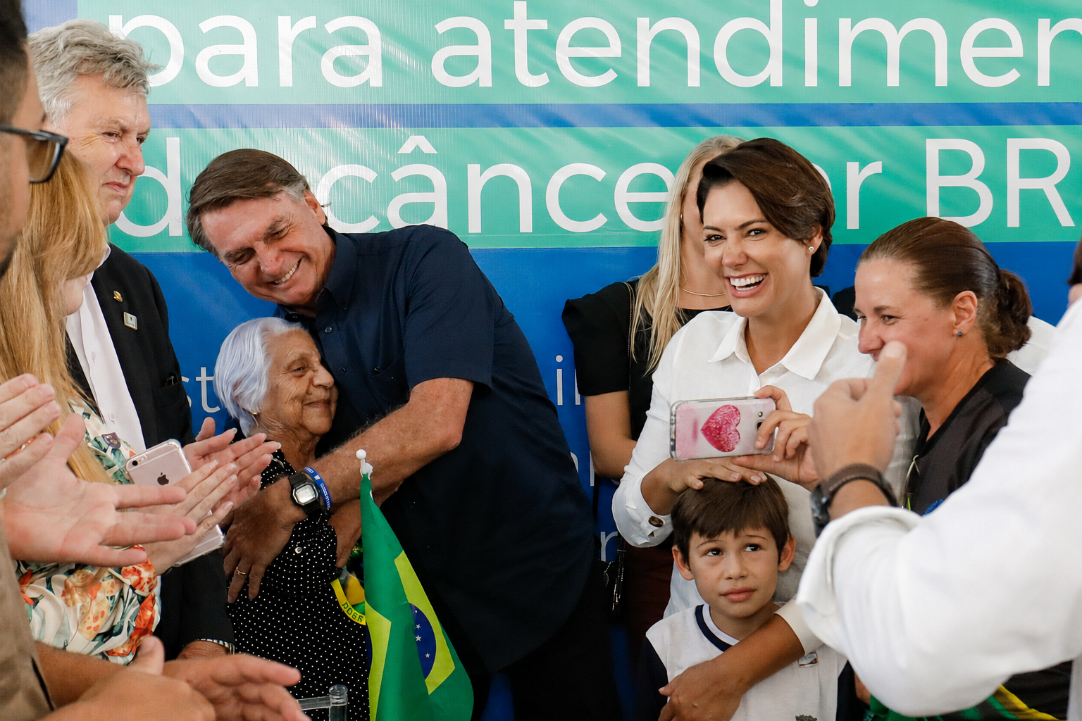 Bolsonaro, recebendo o carinho dos bageenses.