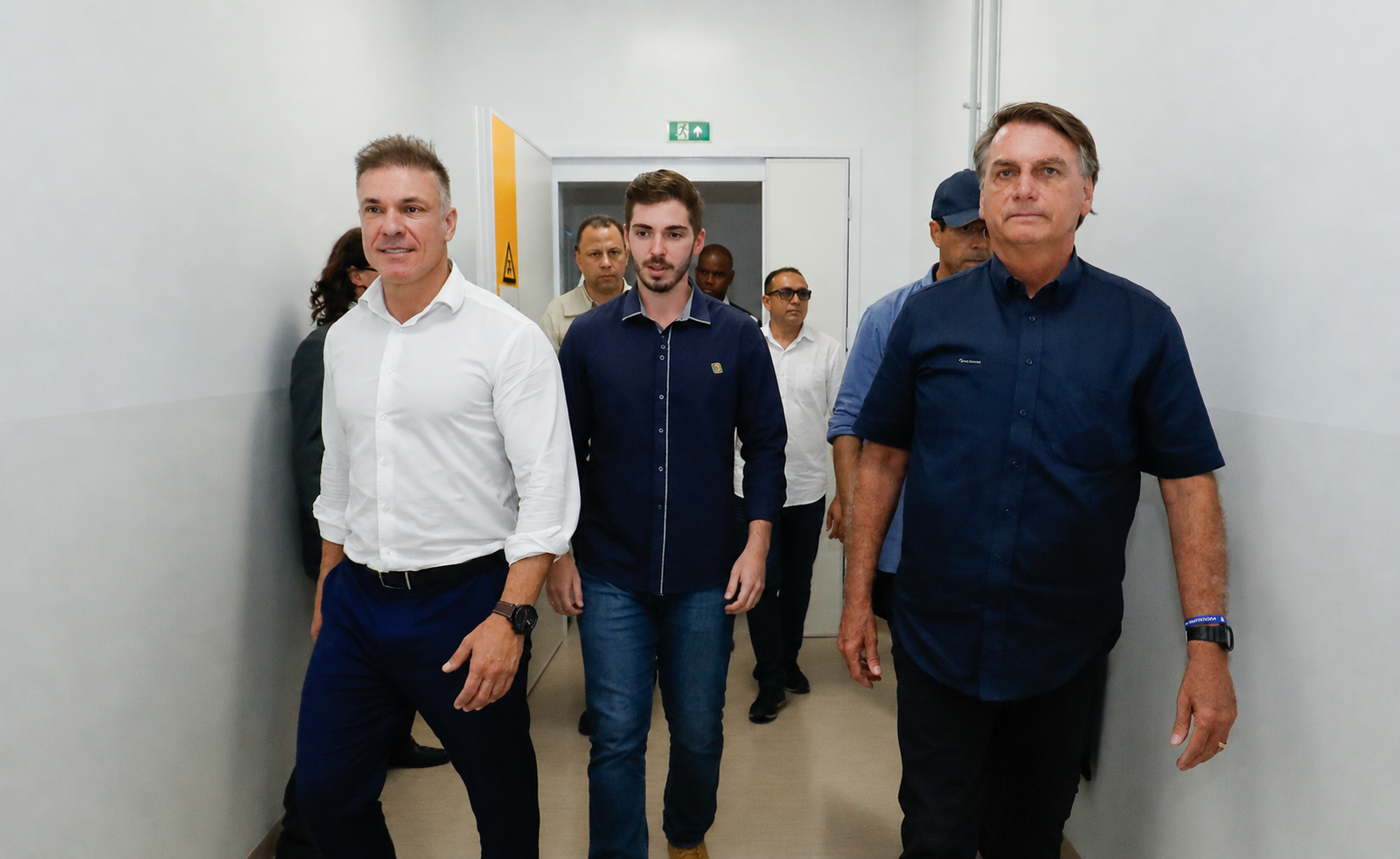 Divaldo Lara e Bolsonaro percorrem as instalações do hospital.
