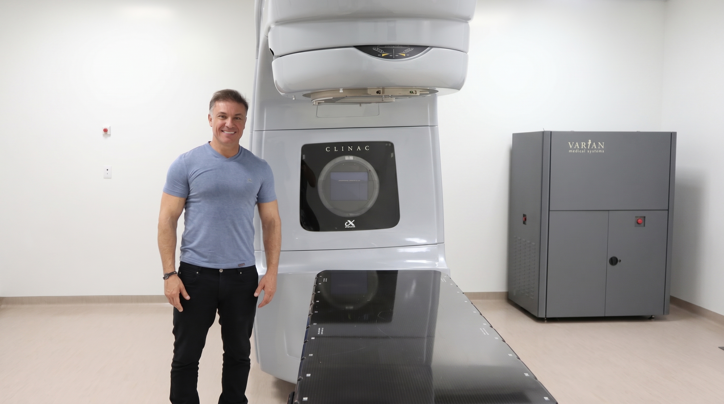 Divaldo Lara ao lado do acelerador linear — equipamento adquirido no Governo Divaldo Lara para tratamento da radioterapia.