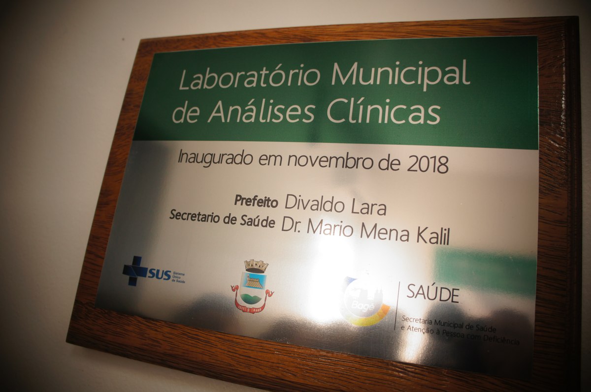 Placa de inauguração do Laboratório Municipal de Análises Clínicas, em novembro de 2018.