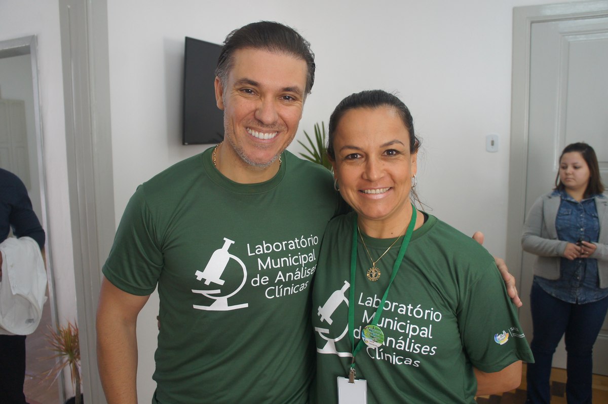 Divaldo Lara e a coordenadora do Laboratório Municipal de Análises Clínicas.