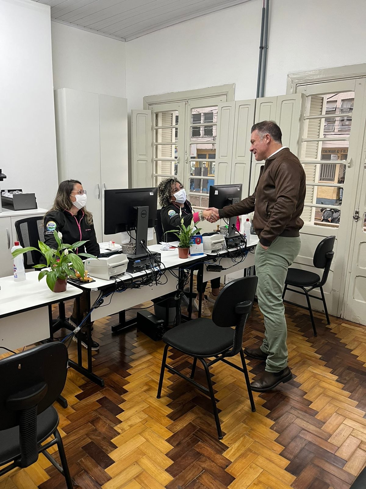 Divaldo Lara cumprimenta a equipe da recepção do Laboratório Municipal.
