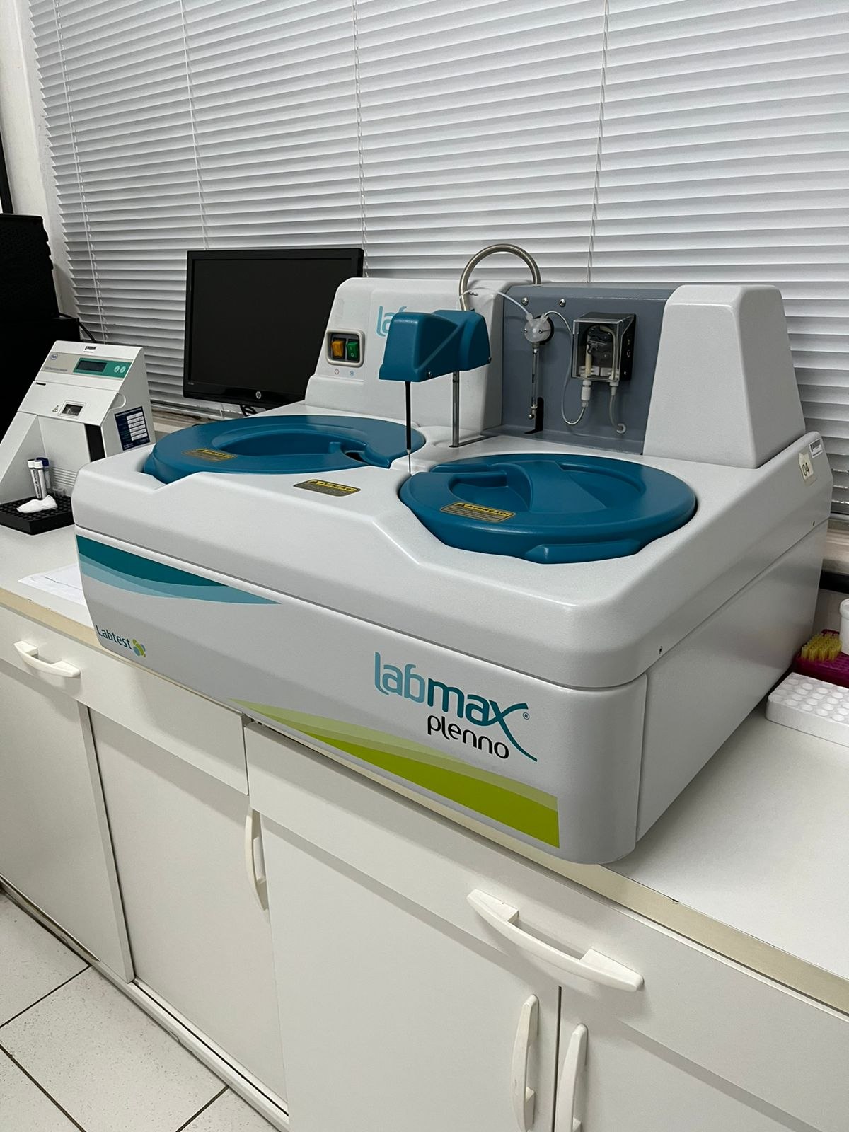 Equipamento de análises clínicas do Laboratório Municipal de Bagé.