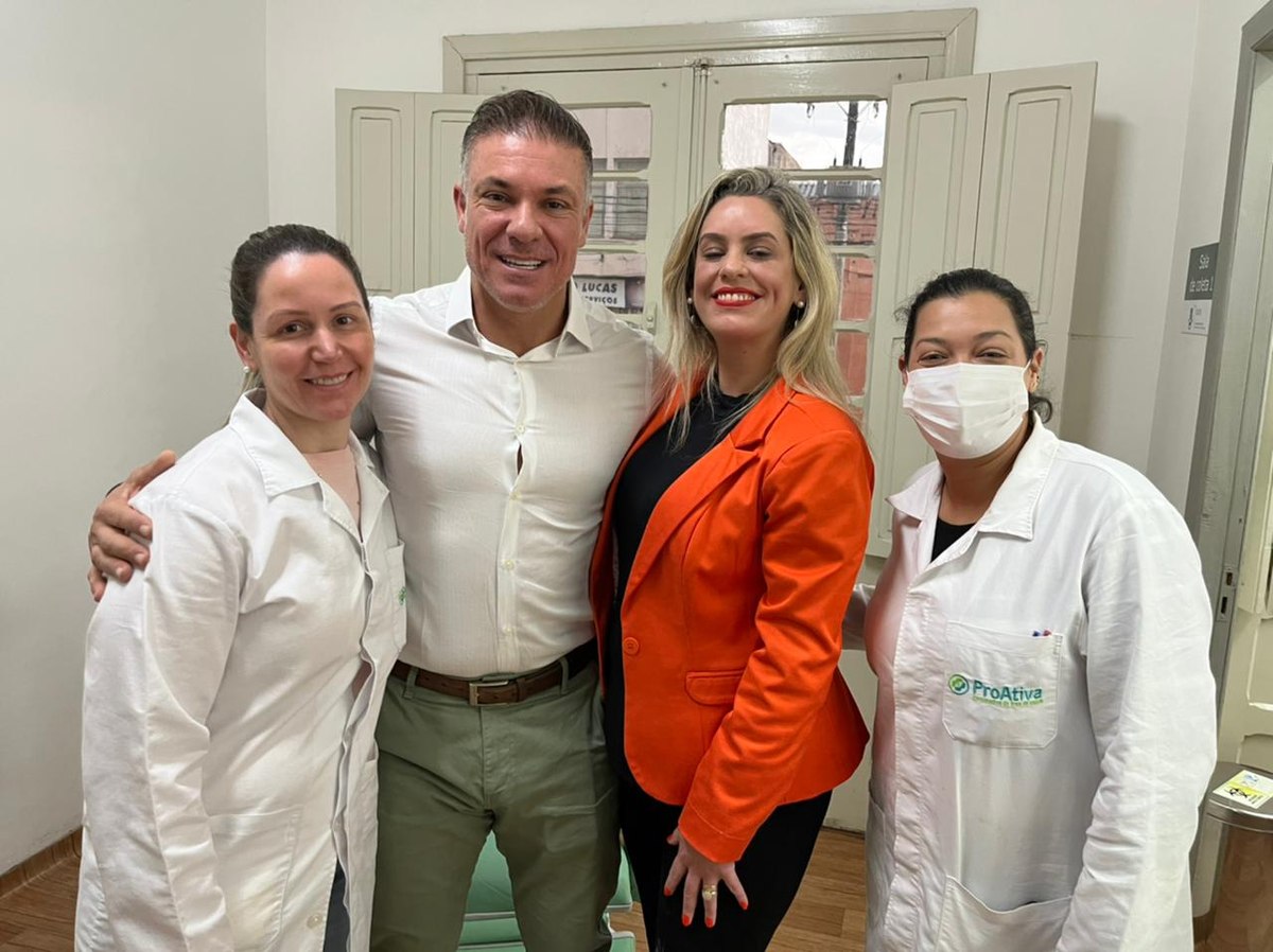 Divaldo Lara com a equipe do Laboratório Municipal de Análises Clínicas.
