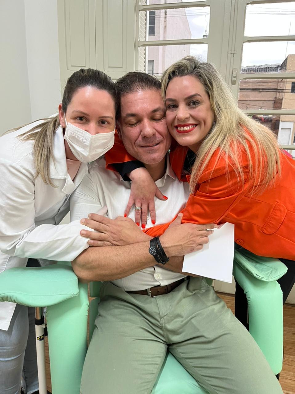 Divaldo Lara com a equipe do Laboratório Municipal de Análises Clínicas.