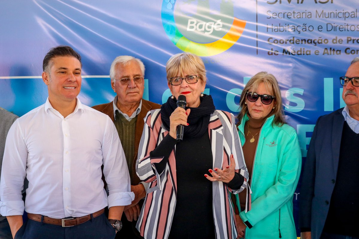 Divaldo Lara abraça moradora durante inauguração do Lar dos Irmãos Santo Estevão.