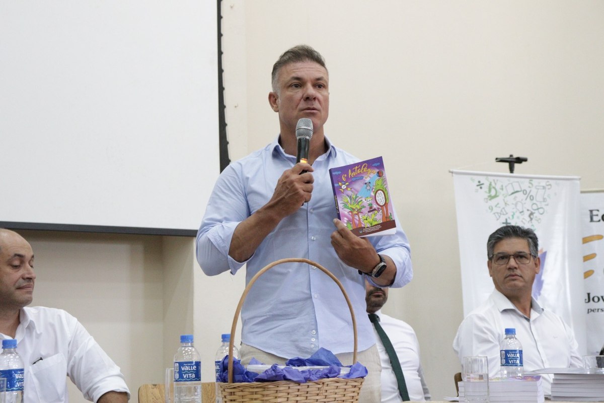 Divaldo Lara apresenta exemplar da Antologia durante evento de lançamento.