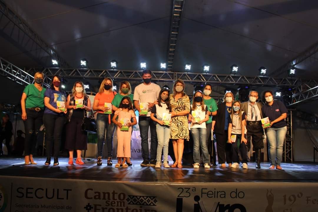 Alunos e equipe da Secretaria de Educação em evento de lançamento da Antologia.
