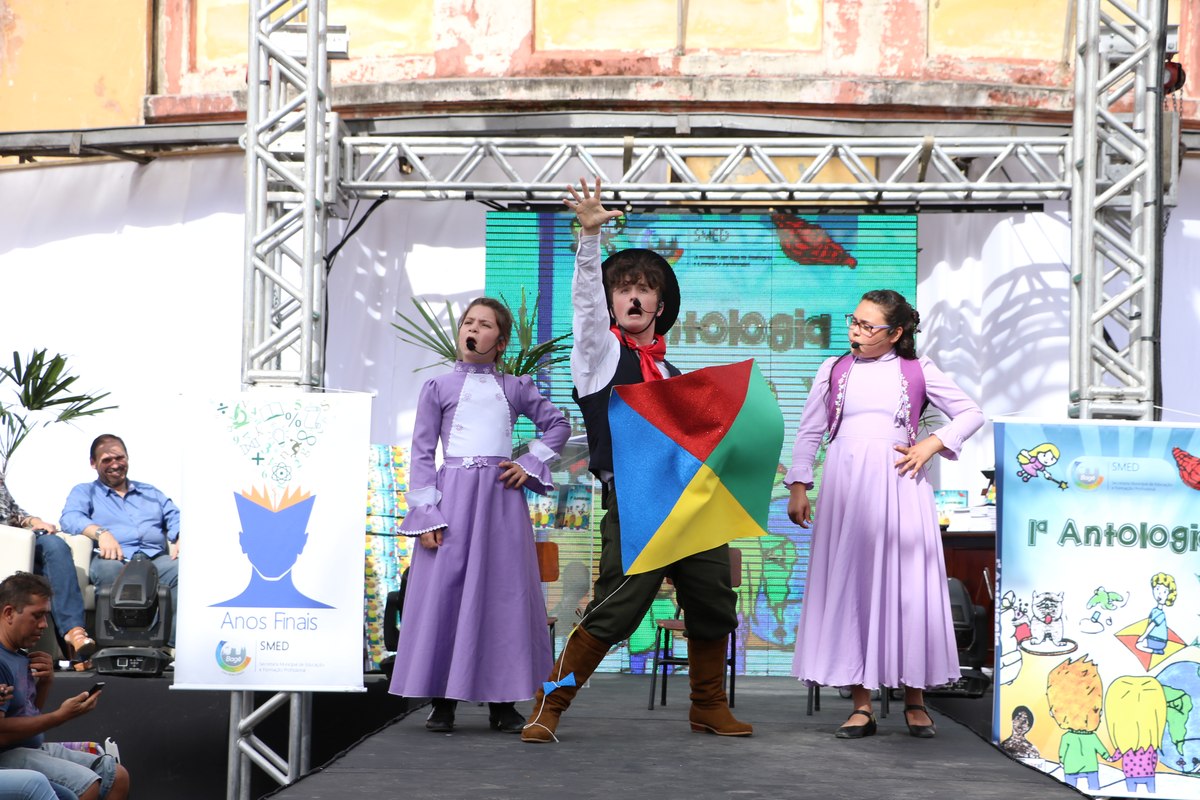 Alunos em apresentação teatral durante o lançamento da Antologia.