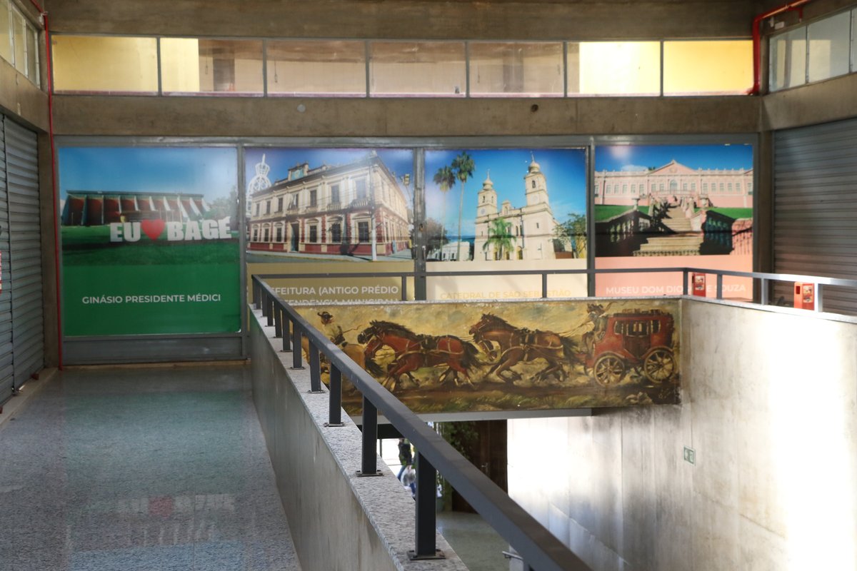 Painel com pontos turísticos de Bagé na Estação Rodoviária revitalizada.