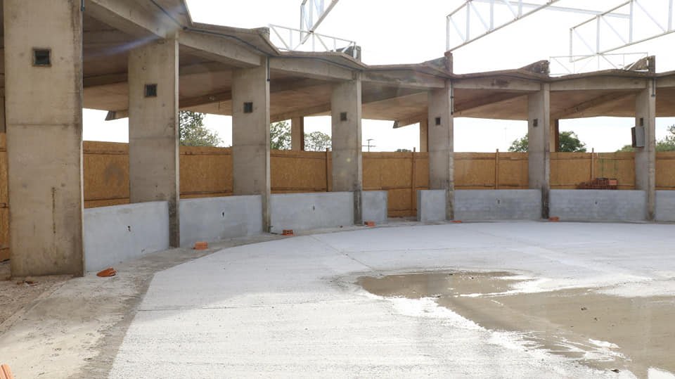 Estrutura da cobertura central em fase de revitalização.