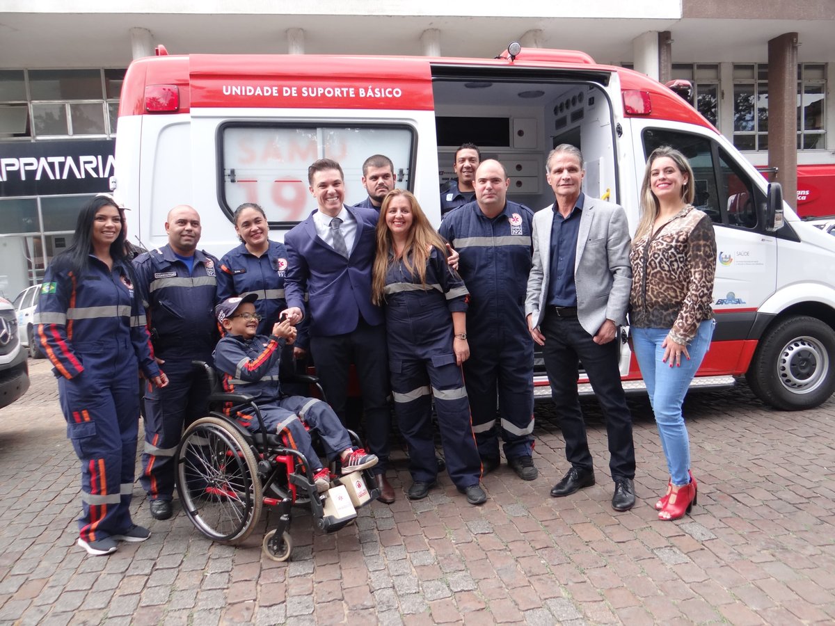 Equipe do Samu de Bagé recebe as novas ambulâncias, em 2019.