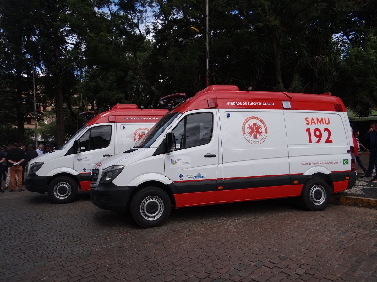 Novas ambulâncias do Samu de Bagé estacionadas durante a solenidade de entrega, em 2019.