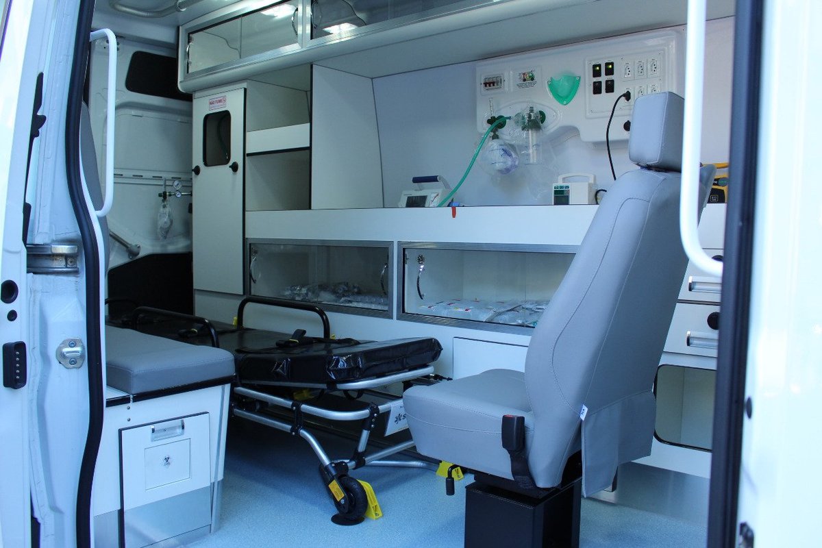 Interior equipado de uma das novas ambulâncias do Governo Divaldo Lara