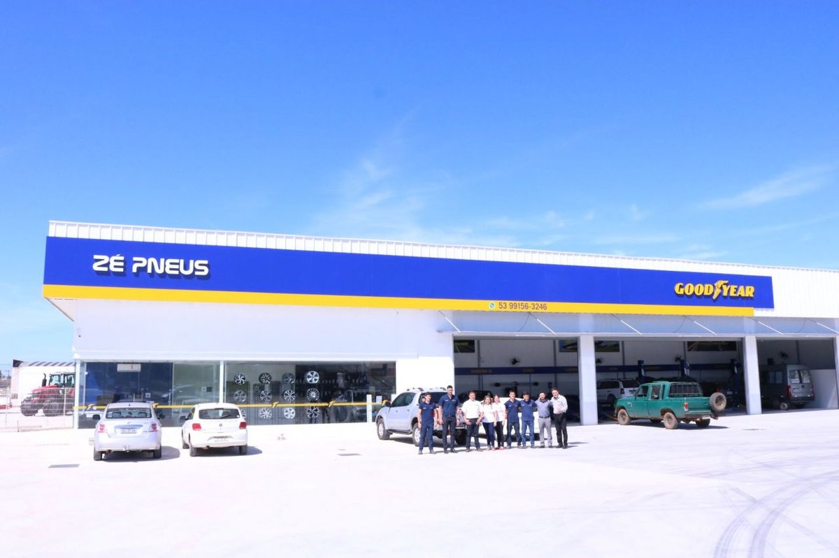 Fachada da loja Zé Pneus, com equipe reunida na entrada