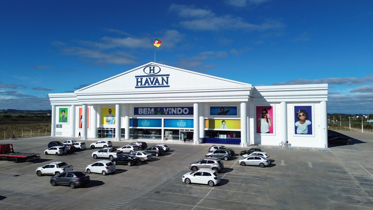 Vista da loja Havan em Bagé, com estacionamento e réplica da Estátua da Liberdade