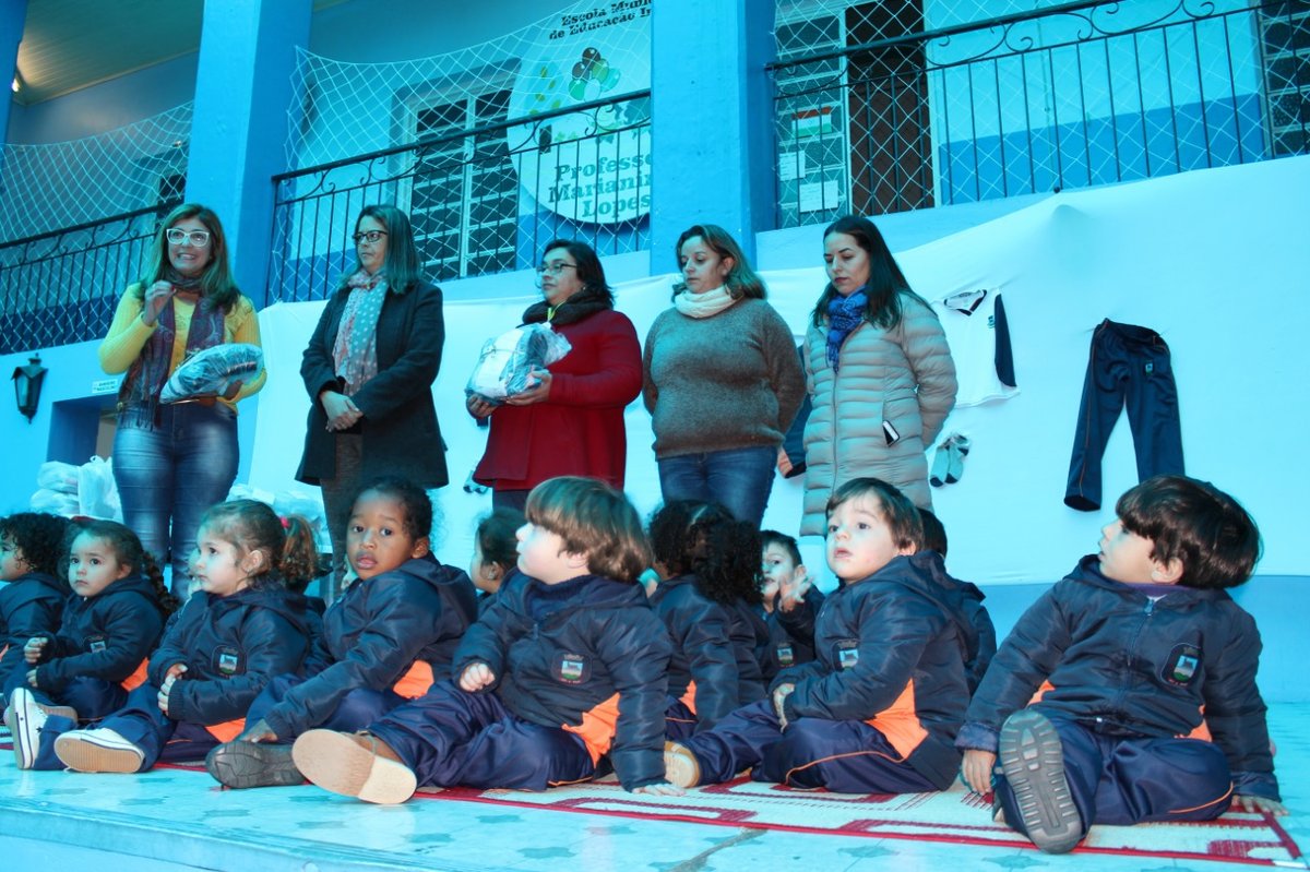 Alunos da Educação Infantil vestindo o novo uniforme escolar de Bagé