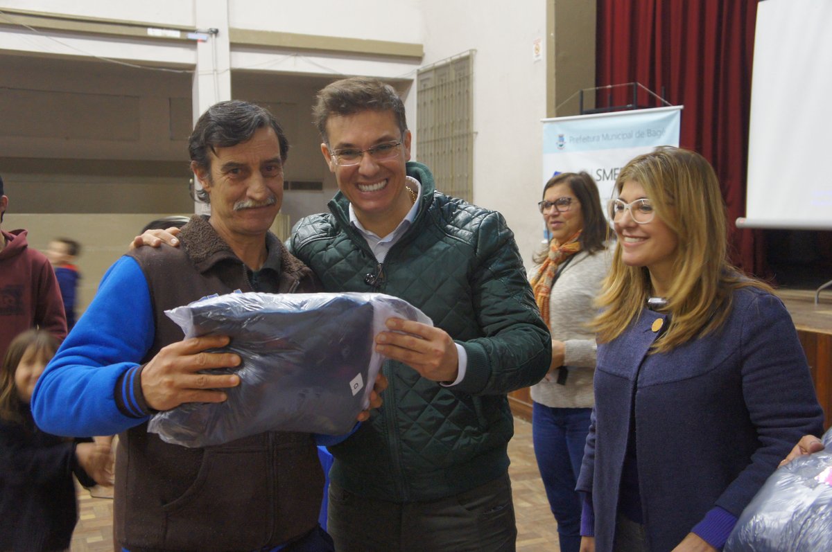 Divaldo Lara entrega kit de uniforme escolar a aluno da EJA.