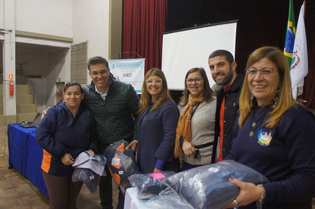 Divaldo Lara e equipe da Secretaria de Educação durante o ato de entrega dos uniformes aos alunos da EJA.