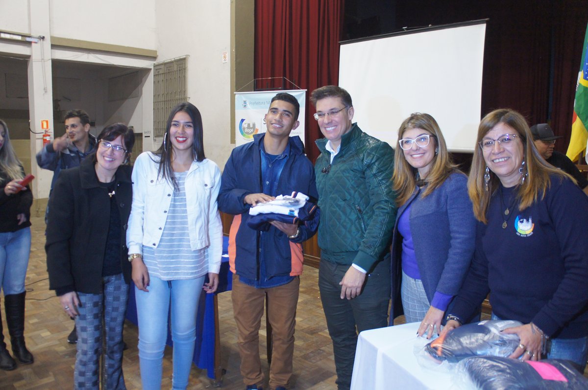 Divaldo Lara entrega uniforme a aluno da EJA, em ato simbólico realizado em Bagé.