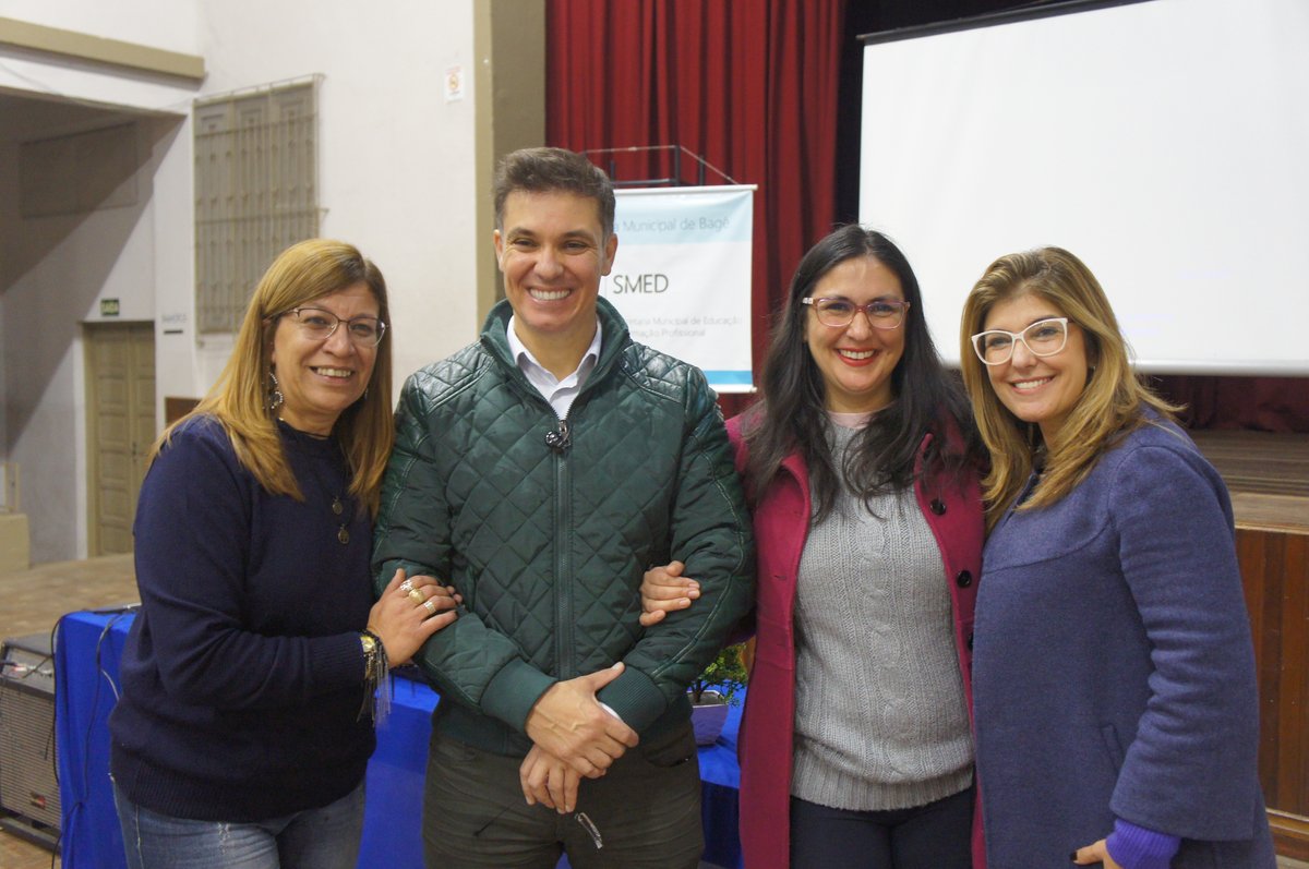 Divaldo Lara, Adriana Lara e equipe da Secretaria de Educação no ato de entrega de uniformes aos alunos da EJA.