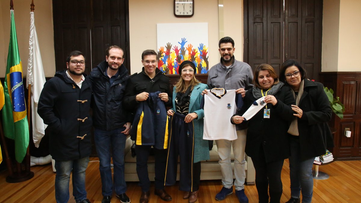 Divaldo Lara e equipe da Secretaria de Educação apresentam as peças do novo uniforme escolar de Bagé.