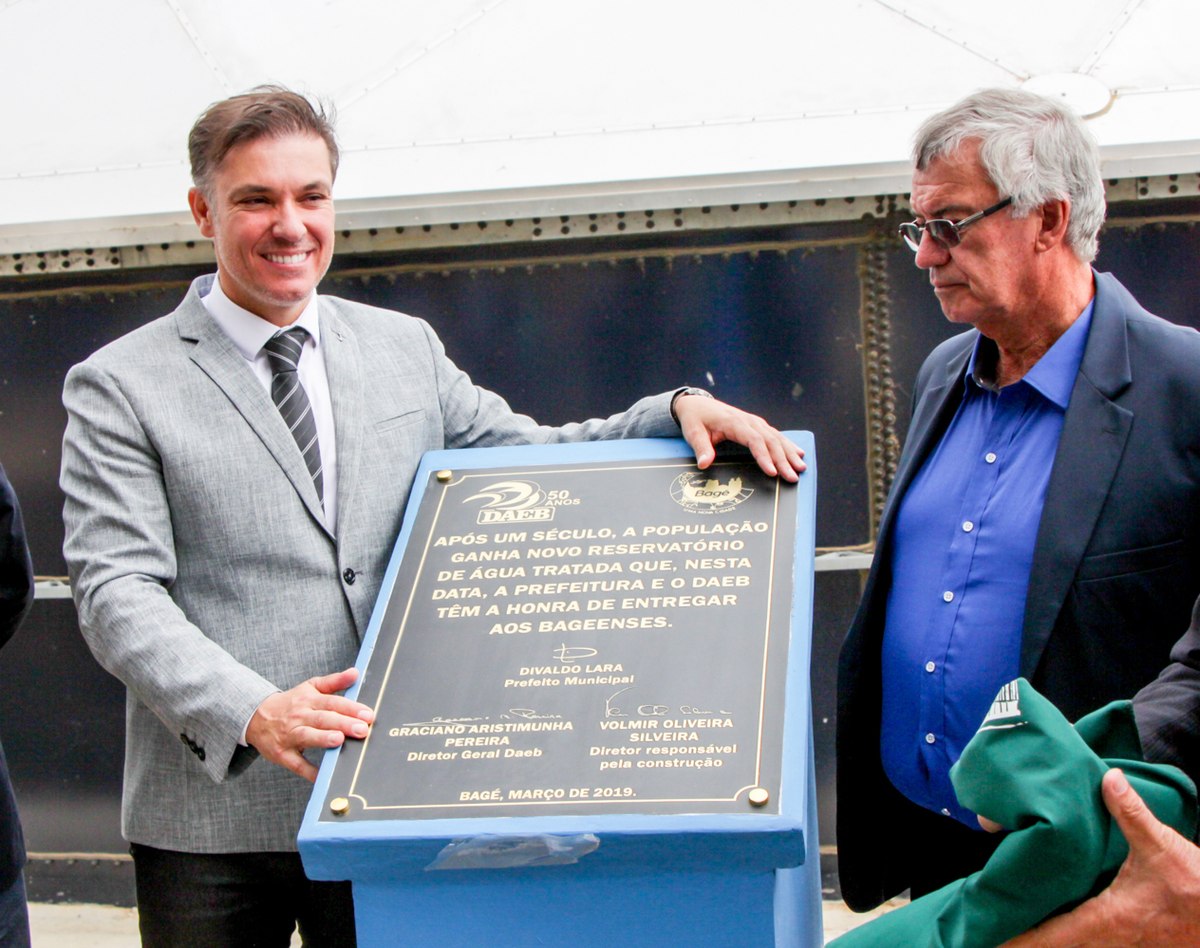 Divaldo Lara na entrega da placa do novo reservatório de água de Bagé