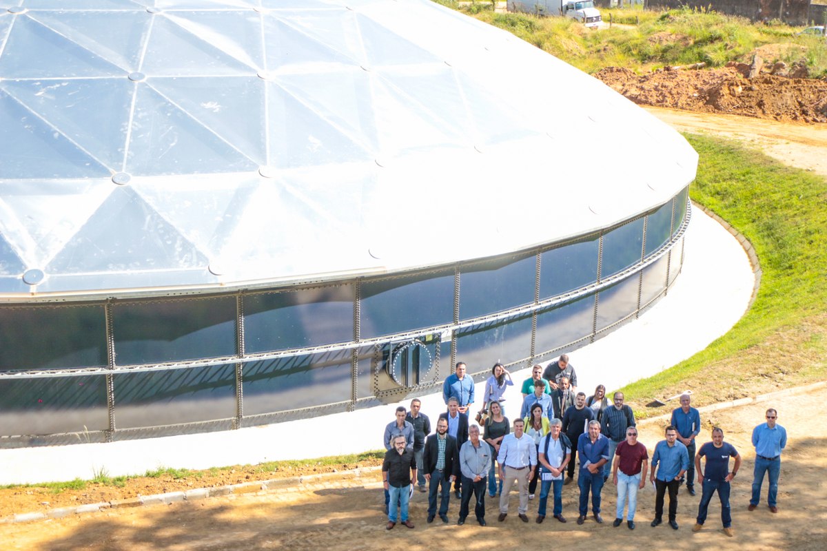 Divaldo Lara e equipe técnica em visita ao novo reservatório de água.