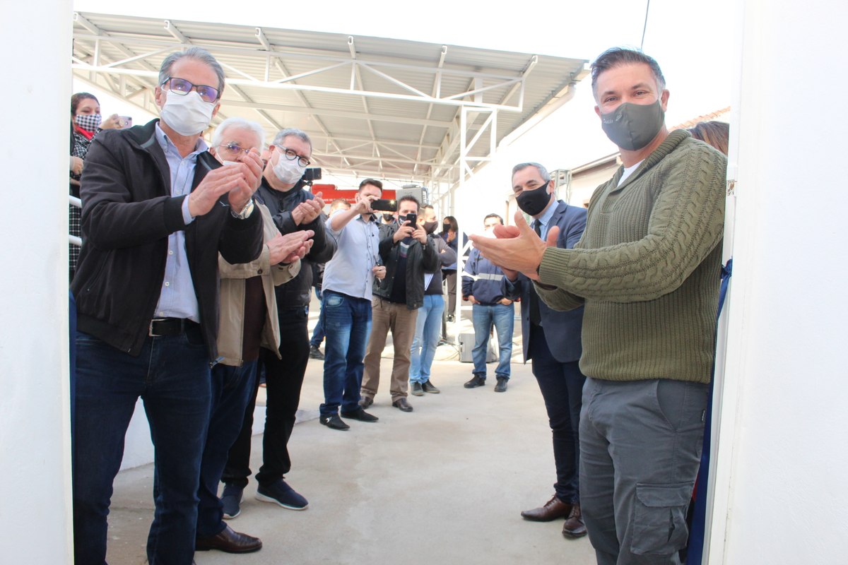 Autoridades e equipe comemoram a inauguração da nova sede do SAMU de Bagé.