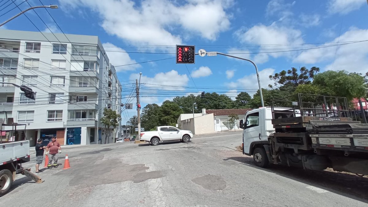 Caminhão da equipe de manutenção de semáforos em cruzamento de Bagé.