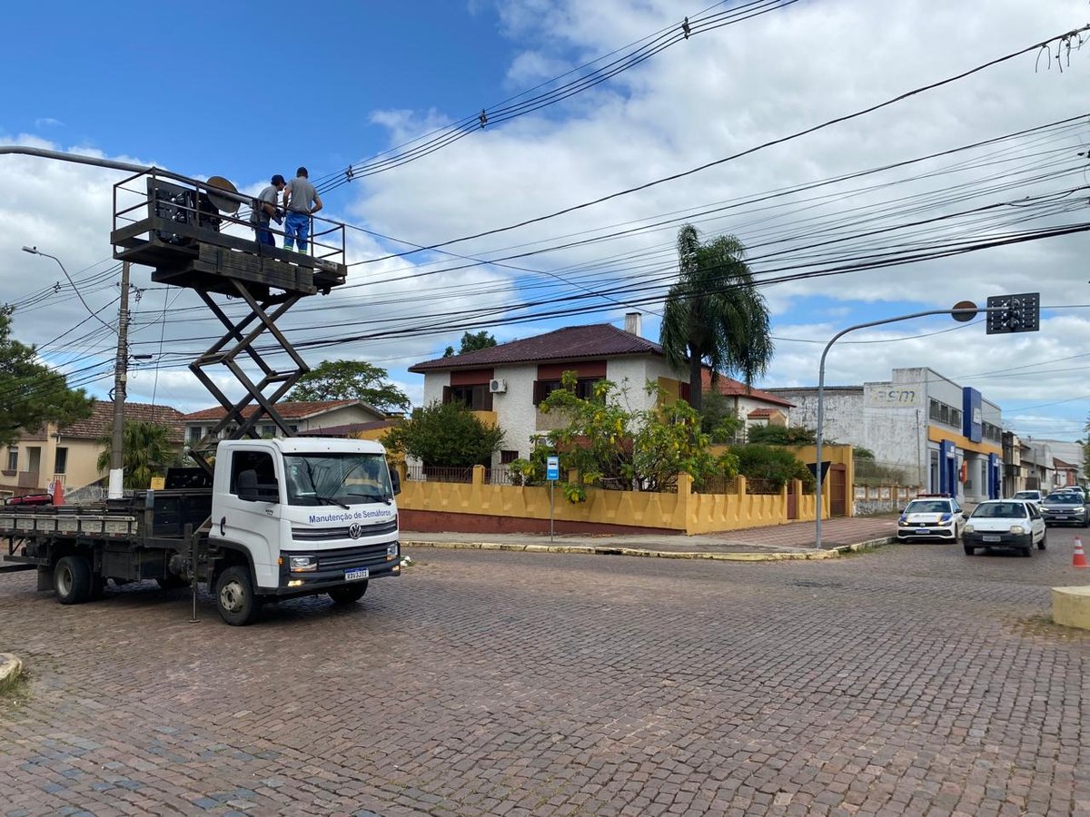Instalação de novo semáforo em cruzamento residencial de Bagé.